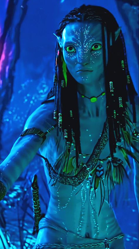 Neytiri edit Avatar Glowing Forest, Forest Navi Avatar, Avatar Neytiri Aesthetic, Avatar Na'vi Clans, Neytiri Hairstyle, Pandora Forest Avatar, Navi Avatar Hairstyles, Avatar Pandora Neytiri, Avatar Forest Pandora