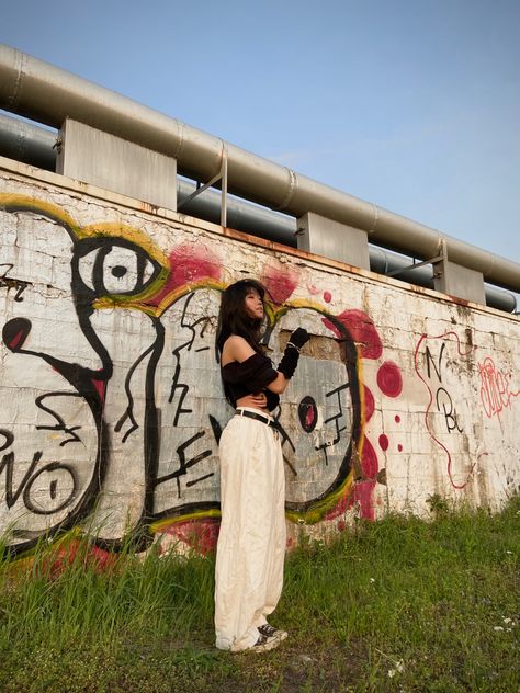 Graffiti Wall Insta Pics, Graffiti Art Photoshoot, Grafitti Photoshoot Models, Graffiti Poses Photo Shoot, Graffiti Picture Ideas, Grafitti Photo Shoot, Graffiti Outfit Ideas, Grafiti Photoshoot, Graffiti Senior Pictures