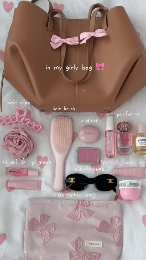 It Girl Items, Clean Girl Products, Girl Skincare, Skincare Steps, Girly Christmas Gifts, Everyday Bag Essentials, School Bag Essentials, Backpack Essentials, Travel Bag Essentials