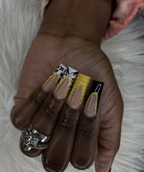 Yellow And Black Acrylic Nails, Yellow Junk Nails, Yellow And Black Nails, Black And Yellow Nails, Black Acrylic Nails, Yellow Nails, Unique Acrylic Nails, Chic Nails, Dream Nails