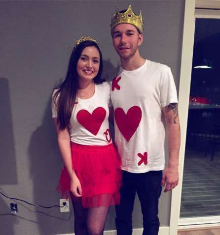 Last Minute Halloween Kostüm, Queen Of Hearts Halloween Costume, Original Halloween Costumes, Queen Of Hearts Halloween, Easy Couple Halloween Costumes, Meme Costume, Halloween Costumes Diy Couples, Costumes For Couples, Diy Couples Costumes