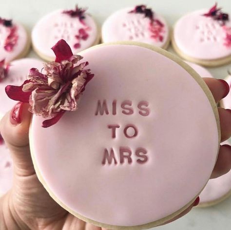 Hen Party Cupcakes, Hen Party Cakes, Wedding Planning Gifts, Dressing Tips, Miss To Mrs, From Miss To Mrs, Just Engaged, Blushing Bride, Bride Book