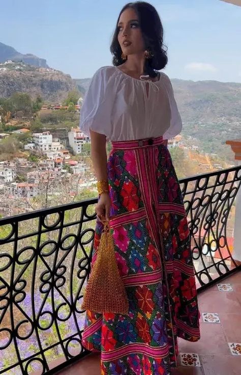 Columbian Outfit Woman, Spanish Style Dress Classy, Mexican Inspired Outfit Women, Mexican Cottagecore Outfits, Modest Mexican Outfits, Mexican Fiesta Outfit For Women, Mexican Skirt Outfit, Mexican Outfit Ideas Women, Mexican Women Outfit