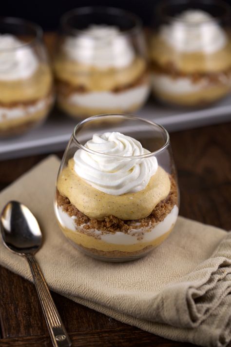 No bake pumpkin cheesecake cups are super smooth and decadent individual desserts. This recipe has layers of indulgent graham cracker crust, pumpkin cheesecake and cream will make you fight for more! | jessicagavin.com Pumpkin Cheesecake Cups, Cheesecake Cups Recipe, No Bake Pumpkin, No Bake Pumpkin Cheesecake, Cheesecake Cups, Dessert Simple, Individual Desserts, Pumpkin Recipes Dessert, Pudding Desserts