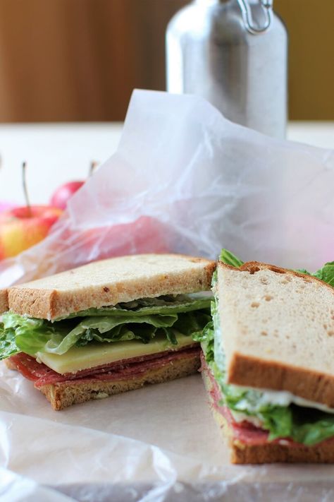 how to make a sandwich; tips for a basic sandwich that stays fresh #sandwich #lunch How To Make A Sandwich, Sandwich For Work, Basic Sandwich, Spicy Sandwich, Gf Cooking, Expiration Dates On Food, Make A Sandwich, Sandwich Lunch, Sandwich Bag