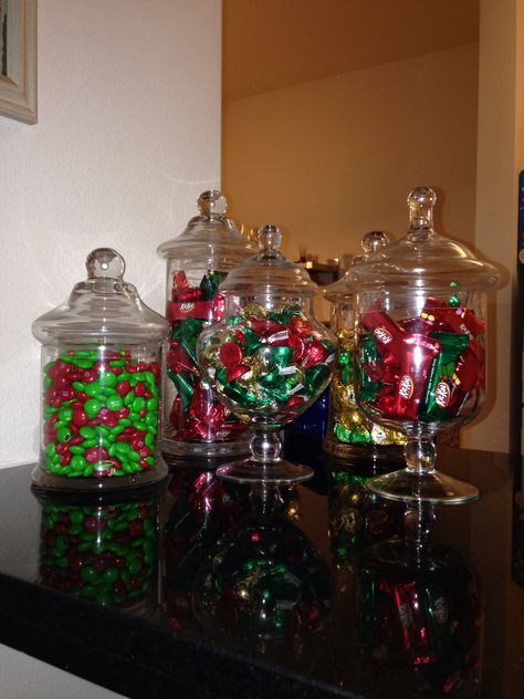 Christmas candy bar #christmas #candy Candy Turtles, Christmas Apothecary Jars, Teen Christmas Party, Christmas Candy Bar, Pillsbury Recipes, Candy Display, Christmas Stockings Diy, Christmas Mesh Wreaths, Christmas Themes Decorations