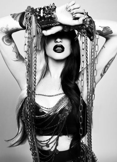 Excessive jewelry! Chica Heavy Metal, Beste Gif, Porcelain Black, Estilo Rock, Dark Beauty, Gothic Fashion, Punk Rock, Rocker, A Woman