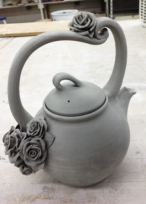 Tea Pot Ceramic Ideas, Ceramic Teapots Handbuilt, Form In Art, Pottery Tea Pots, Pottery Tea Pot, Pottery Lessons, Beginner Pottery, Ceramic Mosaic Tile, Cerámica Ideas