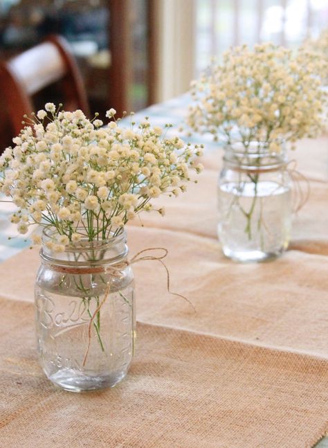 Mason Jars Baby’s Breath, Table Decor 21st Birthday, Simple Table Party Decorations, Rustic Pink Birthday Decor, Rustic Birthday Table Decor, Mason Jar Centerpieces Simple, Table Decorations For First Birthday, Cute Birthday Centerpiece Ideas, Simple Table Decor For Party