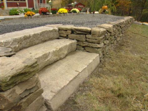 A dry-stack stone retaining wall not only holds back the earth, it adds beauty to a landscape. Terraced Landscape, Diy Retaining Wall, Rock Retaining Wall, Dry Stack Stone, Stacked Stone Walls, Building A Retaining Wall, House Uk, Patio Steps, La Pedrera