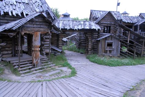 Russian film set, trying to recreate the rus/viking town of Novgorod at the end of the first millenium CE. Though it is a somewhat imagined design, the lay out follows histoirical evidence. Novgorod was a vital trading post between the baltic sea in the north, and Byzantium in the south. Here the pagan norse and slavic cultures merged and coexisted peacefully. http://users.stlcc.edu/mfuller/NovgorodArchitecturep.html Norse Architecture, Casa Viking, Nordic Architecture, Viking House, Viking Village, Medieval Architecture, Delta Light, Viking Life, Medieval Village