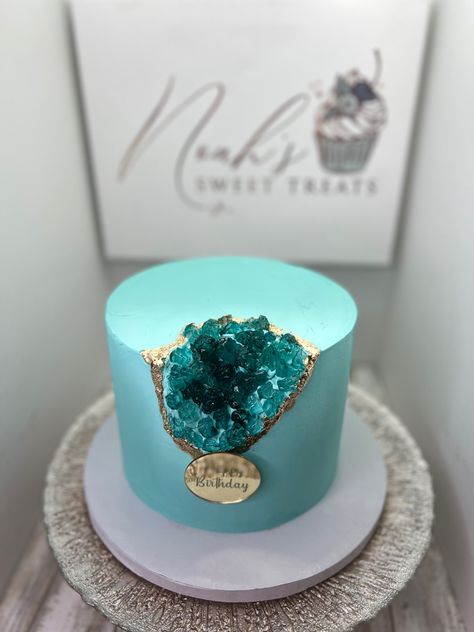 Geode Cake Buttercream, Teal Cake Ideas Birthday, Teal Cake Ideas, Geode Birthday Party, Geo Cakes, Gemstone Cake, Teal Birthday Cake, Crystal Cakes, Preteen Birthday