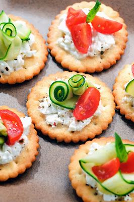 Canapes Ideas Appetizers Simple, Simple Tapas Ideas, Simple Canapes Ideas, Kanape Ideas, Canapes Ideas Appetizers, Canapes Ideas Easy, Appetizer Canape, Finger Food Ideas For Parties, Simple Finger Foods