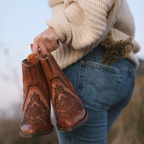 Bohemian Witch, Outfit Vaquero, Short Western Boots, Western Wardrobe, Lady Boots, Short Cowboy Boots, Cowboy Chic, Classy Cowgirl, Cowgirl Look