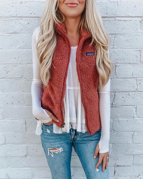 Melissa Cole on Instagram: “Didn’t know I was vest kinda girl but I love it paired with this feminine long sleeve tee👌🏻 this vest comes in a bunch of colors and runs a…” Mama Fashion, Black Pinterest, Winter Boho, Kristin Cavallari, Summer Street, Sienna Miller, Winter Outerwear, Winter Stil, Spring Jewelry