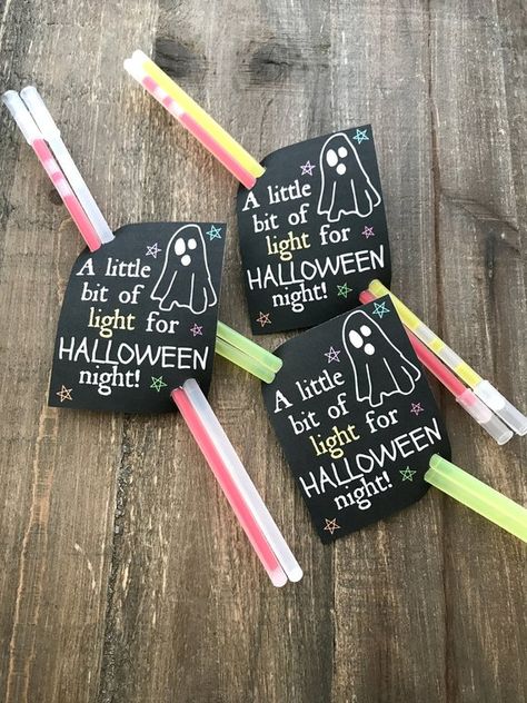 Halloween Party Decor Classroom, Prepackaged Halloween Treats For School Diy, Halloween Gift Ideas For Preschoolers, Halloween Treats School Party, Halloween Treats Gifts, Halloween Gifts To Students, Halloween Party Daycare, Halloween Food Ideas For School Party, Preschool Halloween Class Gifts