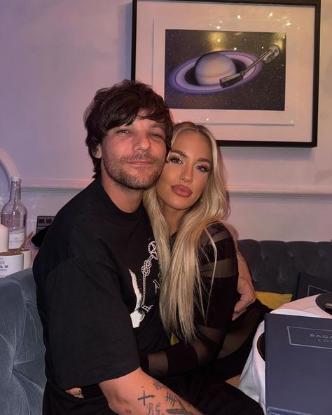 Louis And Lottie, Louis Tomlinson Sisters, Birthday In London, Tomlinson Family, One Direction Cake, Siblings Photos, Lottie Tomlinson, One Direction Outfit, After Everything