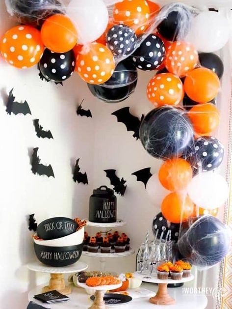 Adult Halloween Party Food, Black Halloween Party, Adult Halloween Party Decorations, Halloween Party Decor Diy, Halloween Decor Diy, Halloween House Party, Anniversaire Harry Potter, Diy Halloween Decor, Halloween Balloons