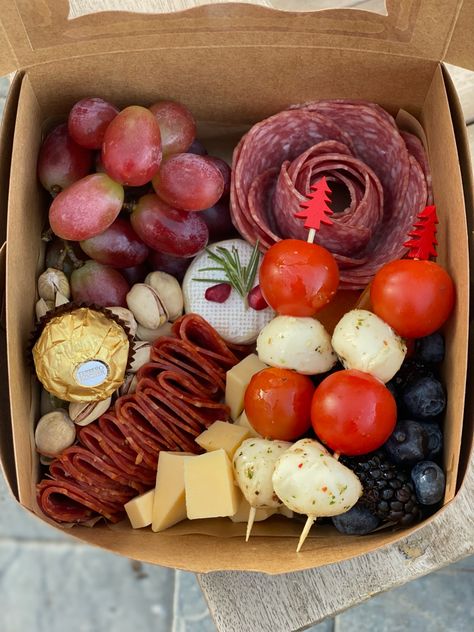 Small Individual Charcuterie Box Ideas, Charcuterie Box For Two, Charcuterie Mini Box Ideas, Charcuterie Snack Box Ideas, Protein Charcuterie Board, Personal Charcuterie Box Ideas, Cheese Box Ideas, Small Charcuterie Box Ideas, Food Plates For Sale Ideas