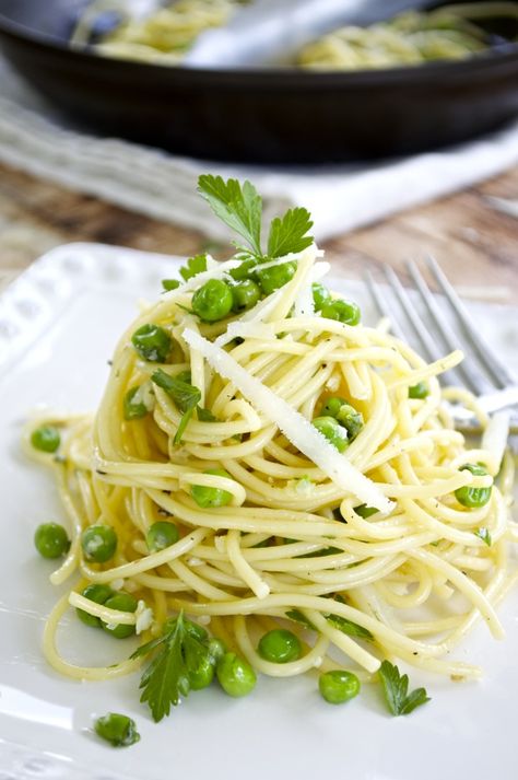 Spaghetti with Garlic and Peas (Aglio e Olio) is delicious and easy to make! #quickandeasy #15minutemeal Aglio E Olio, Tummy Yummy, Gluten Free Dishes, Classic Italian Dishes, Big Salad, 15 Minute Meals, Healthy Gluten Free, Quick Cooking, Italian Dishes