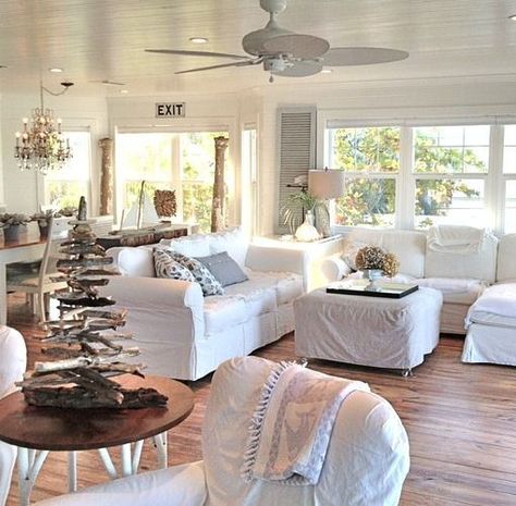 coastal christmas Vintage Beach Cottage, Beach Cottage Living Room, Modern Beach Cottage, Beach Cottage Design, Beach Chic Decor, Cottage Living Rooms, Tropical Home Decor, Living Kitchen, Coastal Living Rooms