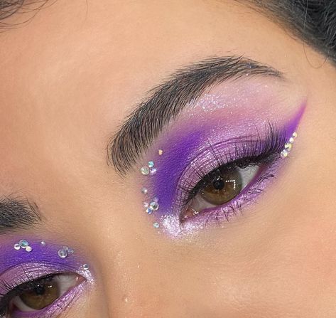 Dulce Lila Lafarga on Instagram: “Quick purple glam for this Monday💜 ✨How beautiful is this lavender super shock shadow from the @colourpopcosmetics Peeps collection 😍😍…” Purple Rave Makeup, Purple Fairy Makeup, Makeup Baddie, Pure Makeup, Super Shock Shadow, Euphoria Makeup, Purple Fairy, Festival Inspo, Eyes Art