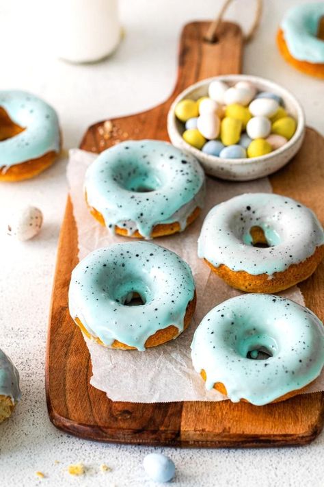 Four baked donuts featuring a robin's egg glaze: pastel blue icing with flecks of brown. The Easter donuts are served on a wooden board along with a small bowl of mini Cadbury eggs. Easter Party Food, Donut Flavors, Spring Recipes Dessert, Homemade Donuts Recipe, Baked Donut Recipes, Spring Baking, Egg Easter, Homemade Donuts, Delicious Donuts