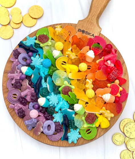 Rainbow Candy Charcuterie Board, Rainbow Charcuterie Board Ideas, Candy Platter Ideas, Lolly Platter, Rainbow Charcuterie Board, Rainbow Charcuterie, Rainbow Candy Buffet, Candy Charcuterie Board, Candy Charcuterie