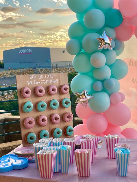 Balloon Decor For Gender Reveal, Pink And Blue Donuts Gender Reveal, Donut Wall Gender Reveal, Gender Reveal Blue And Pink Theme, Donut Gender Reveal Cake, Donut Know Gender Reveal, Candy Themed Gender Reveal, Gender Revel Decoracion, We Donut Know What It Is Gender Reveal Decoration