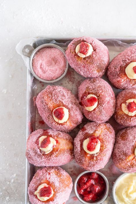 Brioche Doughnuts with Vanilla Bean Pastry Cream and Roasted Strawberry Filling. Roasting strawberries brings out the most amazing sweet flavour, which pairs so perfectly with the smooth vanilla bean pastry cream and fluffy brioche doughnut dough which is rolled in a freeze dried strawberry sugar. #briochedoughnut #strawberrydoughnut #roastedstrawberry Strawberry Brioche, Cloudy Kitchen, Roasted Strawberry, Strawberry Sugar, Cronut, Roasted Strawberries, Strawberry Filling, Pastry Cream, Läcker Mat