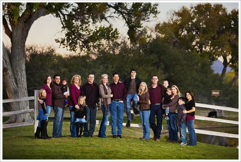 Large Family Photo Shoot Ideas, Family Photo Shoot Ideas, Large Family Pictures, Large Family Photo, Large Family Photography, Large Family Portraits, Family Photos What To Wear, Extended Family Photography, Family Photo Colors