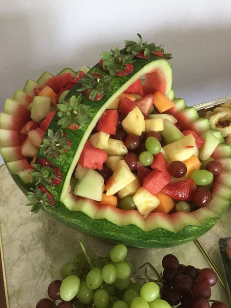 Watermelon Basket Fruit Salad, Watermelon Bowl Ideas, Watermelon Easter Basket, Watermelon Fruit Salad Bowl Party Ideas, Watermelon Boat Fruit Bowls, Watermelon Basket Ideas, Watermelon Fruit Basket, Watermelon Fruit Bowl, Fruit Basket Watermelon