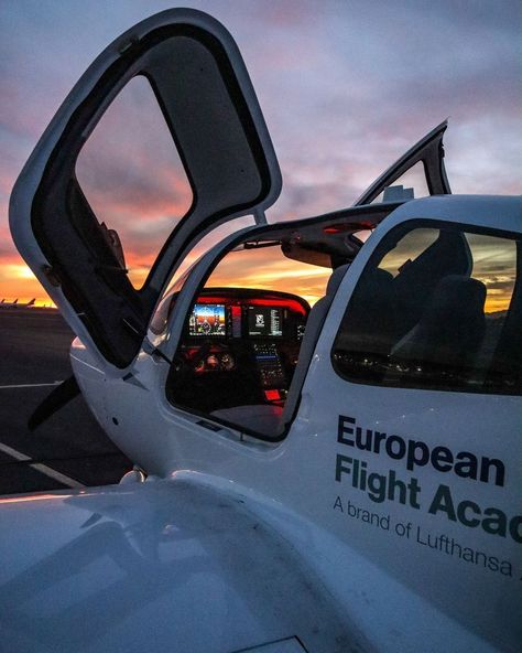 Pilot Life, Future Pilot, Pilot Career, Aviation Education, Student Pilot, Becoming A Pilot, Pilots Aviation, Airplane Wallpaper, Airport Aesthetic