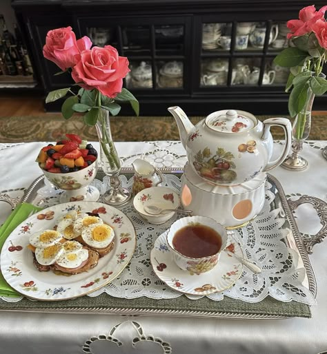 Princess Breakfast, Cottagecore Strawberry, Princess Cottage, Asmr Aesthetic, Fruits Tea, Orange Breakfast, Best Afternoon Tea, Turkey Soup, What's For Breakfast