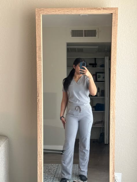 Scrub Fits, Scrub Ideas, Nurse Outfits, Nurse Outfit Scrubs, Doctor Aesthetic, Dentistry Student, Nurse Inspiration, Nurse Aesthetic, Career Outfits