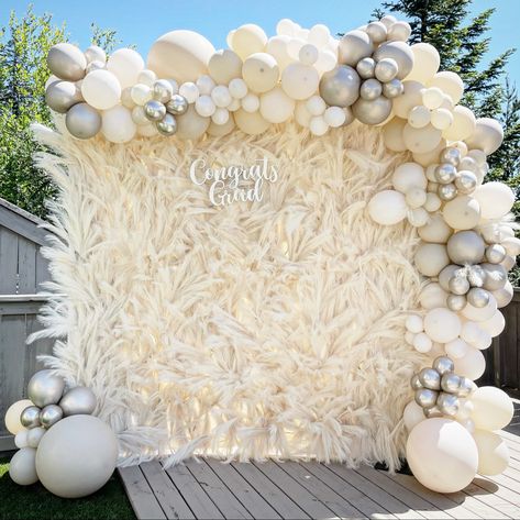 Pampas Party Decor, Pearl Party Decor, White And Gold Themed Party, Event Venue Design, Prom Backdrops, Balloon Bouquet Diy, Deco Ballon, 18th Birthday Decorations, Dream Wedding Decorations