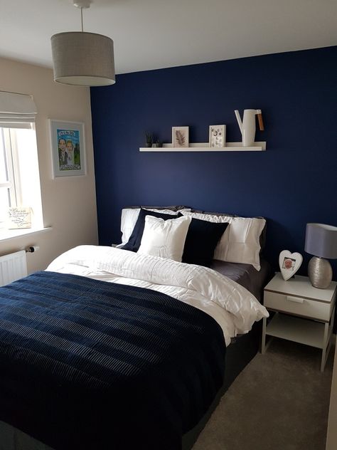 Navy and white bedroom. Guest bedroom Navy Blue And White Room Bedrooms, Navy Blue And White Bedroom Decor, Navy And White Boys Bedroom, Navy Grey And White Bedroom, Bedroom With Blue Carpet, Small Navy Bedroom, Navy Blue And White Bedroom Ideas, Small Blue Bedroom Ideas, Dark Blue And White Bedroom