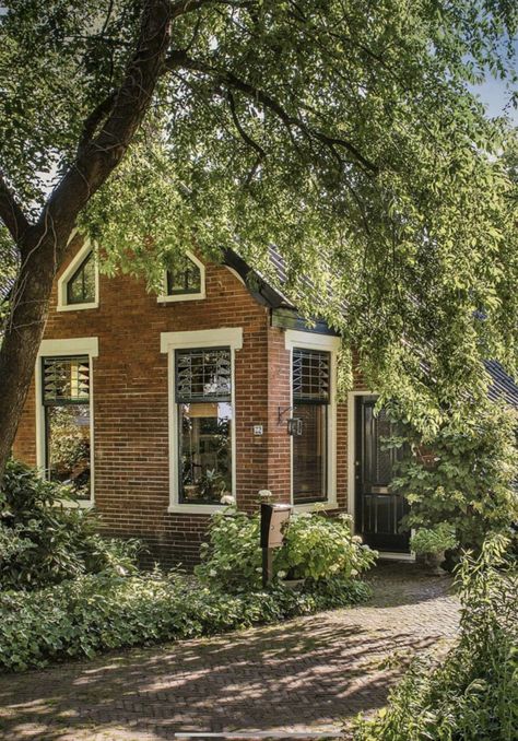 Old Vintage House Exterior, Old House Exterior, Beautiful Houses Exterior, House Exteriors, Old House, Beautiful Homes, House Exterior, Vintage House, Dream House