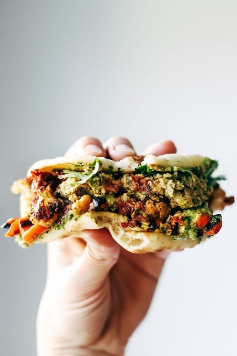 Naan-wich: 5 ingredient falafel, roasted veggies, and avocado sauce stuffed between pillowy garlic naan. Best sandwich recipe I've ever made. Vegetarian / Vegan. | pinchofyum.com Best Sandwich Recipes, Garlic Naan, Avocado Sauce, God Mat, Think Food, 5 Ingredient, Meatless Meals, Roasted Veggies, Meat Free