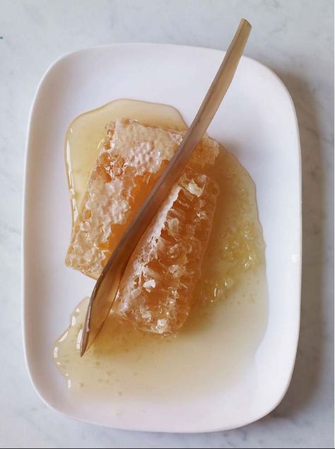 honey comb Fresh Honeycomb, Pretty Sweets, Recipe Using Honey, Healthy Healing, Honey Packaging, Quick Vegetarian Meals, Healing Foods, Happy Kitchen, Bee Honey