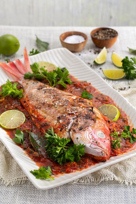 Mexican Red Snapper Recipes, Marlin Recipes, Red Snapper Recipes, Snapper Recipes, Western Dishes, Savory Recipe, Cuban Dishes, Roast Fish, Fish Dinner Recipes