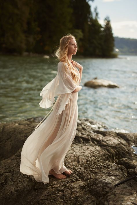 Portfolio - Kyle Cong Photography Flowy Dress Photoshoot, Dress Wind, Long Flowing Dresses, Long Flowy Dress, White Flowy Dress, Simple Portrait, Dress Flowy, Long White Dress, Flowing Dresses