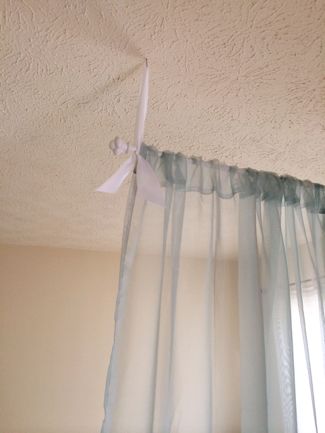 How to Hang Curtains in a Dorm - Curtains Up Blog | Kwik-Hang Diy Curtain Hanging, Room Divider Ideas Diy, Ikea Room Divider, Apartemen Studio, Diy Room Divider, Trendy Apartment, Deco Studio, Studio Apt, Diy Ceiling