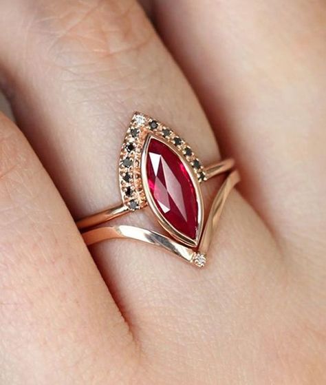 Pink Stone Rings Gold, Rings Engagement Ruby, Red Stone Gold Ring, Stone Rings Women, Ruby Ring Simple, Ring Types, Ruby Gold Ring, Vanki Ring, Ruby Engagement Rings