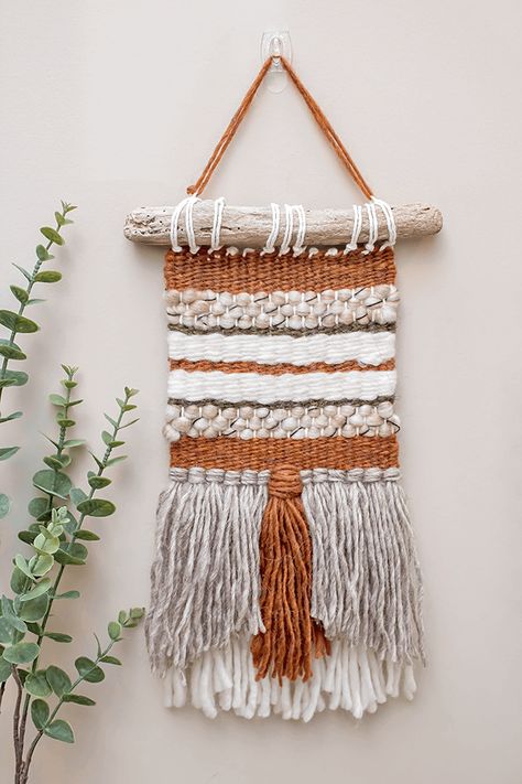 Create your own beautiful woven wall hanging with this detailed step by step tutorial that is perfect for beginner weavers. #fiberarts #wallhanging #boho #weaving #sustainmycrafthabit Woven Wall Hanging Diy, Wall Weave, Makramee Diy, Weaving Loom Projects, Weaving Wall Hanging, Weaving Tutorial, Woven Art, Crochet Wall Hangings, Diy Weaving