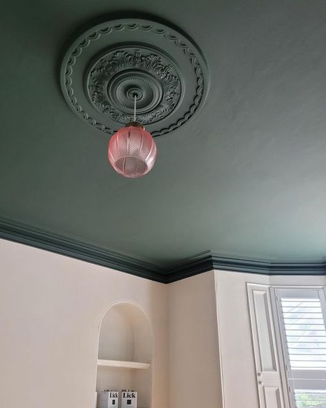 Colored Ceiling Bedroom, Dark Ceiling Light Walls, Dark Painted Ceiling, Traditional Meets Modern, Small Sunroom, Pink Ceiling, Dark Ceiling, Ceiling Painting, Room Hacks