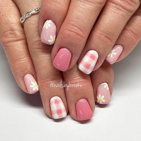 The daisy and gingham combo…🤤🤩😍 you’re kidding. . . . . #gelpolish #handpaintednailart #naturalnailsonly #utahnailtech #utahnailartist… | Instagram Pink And Cream Nails, Spring Manicure Short Nails, Gingham Nail Art, Cute Nail Designs Easy, Short Daisy Nails, Volleyball Nails, Gingham Nails, Volleyball Banquet, Lily Nails