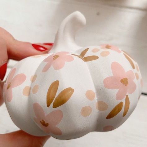 Best Way To Paint Pumpkins, Boho Pumpkin Painting Ideas, Boho Pumpkins Painting, Mini White Pumpkins Painted, Flowers On Pumpkins Paint, Flower Pumpkins Painting, Trendy Painted Pumpkins, Cute Aesthetic Pumpkin Painting, Simple Pumpkin Painting Ideas Aesthetic