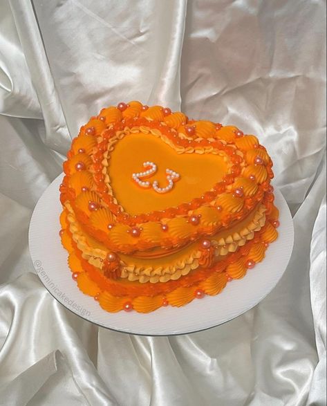 Small heart shaped vintage cake with orange frosting Birthday Ideas 23 Year Old, Funky Cake Designs, 23 Year Old Birthday Ideas, Orange Decorated Cake, Orange Bday Cake, Birthday Cake Ideas Heart, Orange Vintage Cake, Orange Cake Birthday, Orange Cake Aesthetic