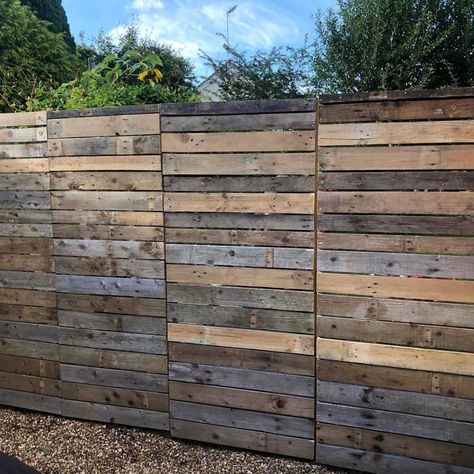 Horizontal Pallet Fence Ideas -jessnosneb Privacy Fence Ideas Pallet, Palet Fence Diy, Build A Fence With Pallets, Fences Made From Pallet Wood, Privacy Fence Made From Pallets, Privacy Fence Diy Inexpensive, Palet Fence Ideas Backyards, Fence Made With Pallets, Diy Fence With Pallets